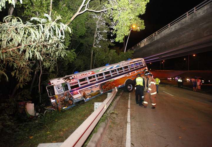 Bus Arraiján-Panamá termina en la cuneta y deja 11 heridos