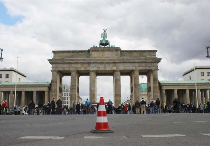  Miles de manifestantes protestan en Alemania contra restricciones por covid
