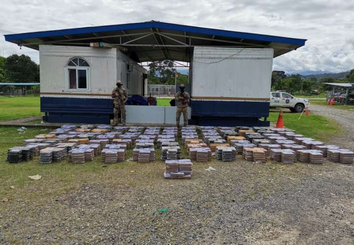 Cuatro colombianos quedan presos por cargar 2,248 kilos de coca en Isla Colón