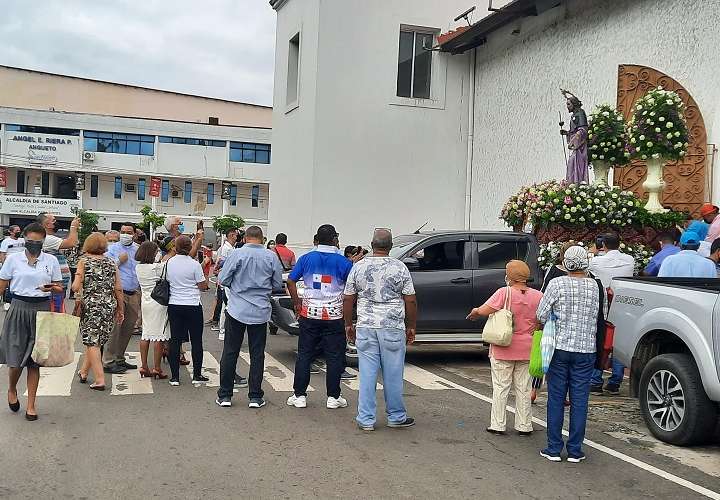 Devotos y autoridades participan de la santa misa a Santiago Apóstol