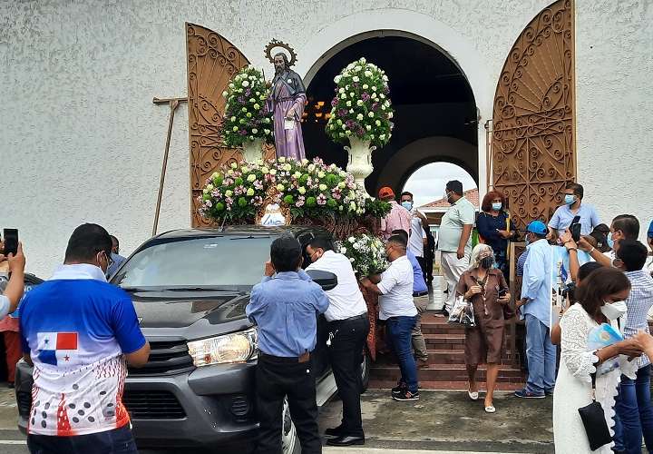 Devotos y autoridades participan de la santa misa a Santiago Apóstol