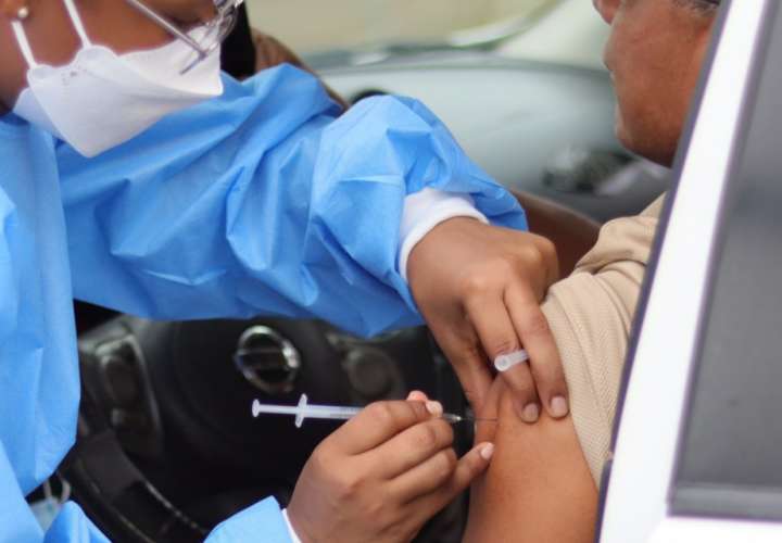 Productores de Tierras Altas acuden a vacunación contra la Covid-19
