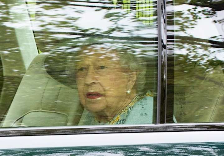 La reina Isabel II asistió al bautizo de dos bisnietos tras sus problemas de salud