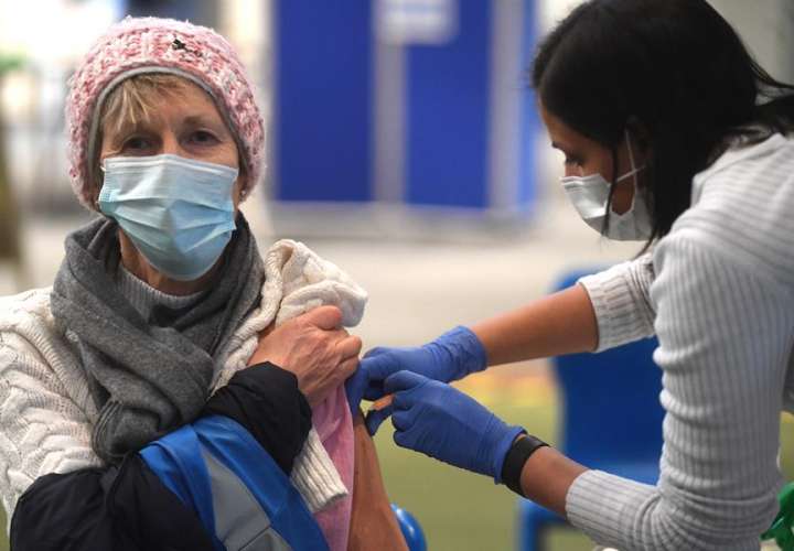 Los vacunados contra la covid pueden reunirse sin mascarilla, según EE.UU.
