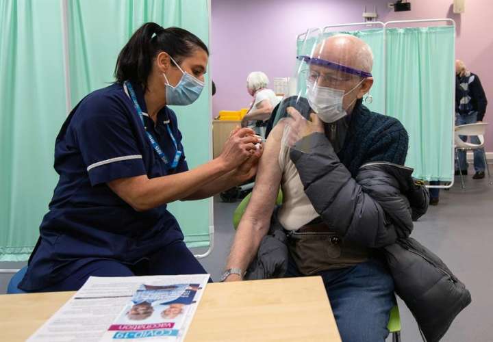  El Reino Unido supera los 10 millones de personas vacunadas contra la covid