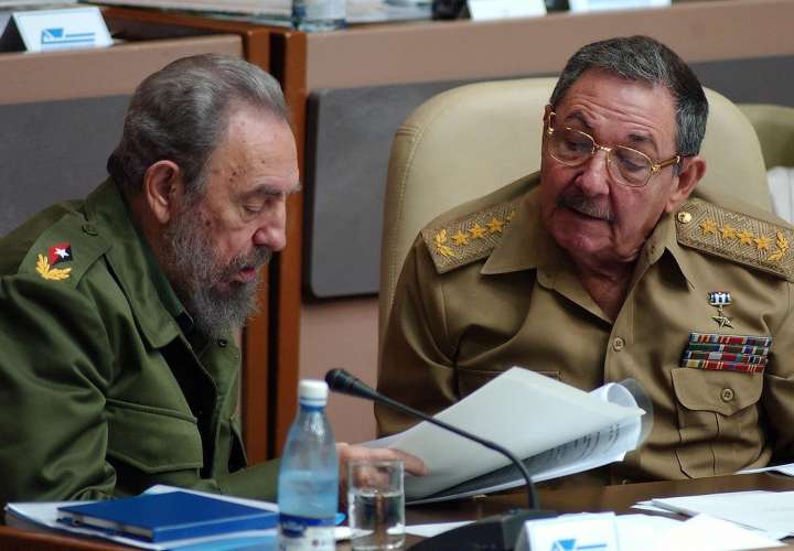 Documentos de la CIA revelan dos intentos para asesinar a Fidel y Raúl Castro