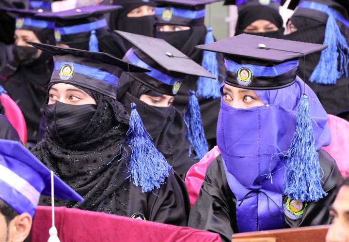 Talibanes vetan a mujeres de las universidades; EE.UU lanza amenaza