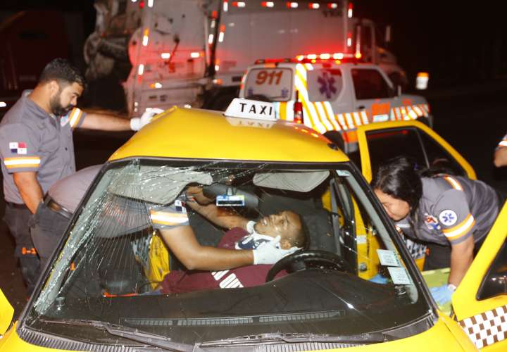 Dos heridos por colisión entre taxi y busito "pirata" en Milla 8
