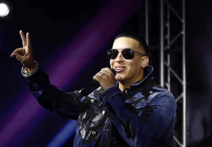  Daddy Yankee celebra que el video "Limbo" rebasó las 1.000 millones de visitas