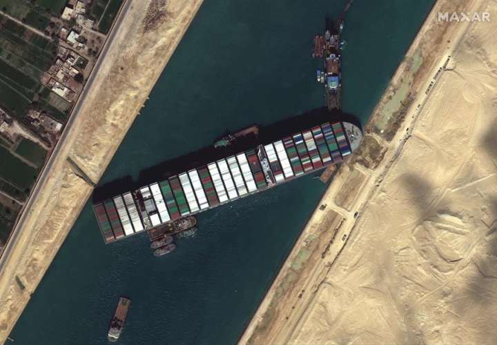  El jefe del canal de Suez admite que no sabe cuándo podrá ser desbloqueado