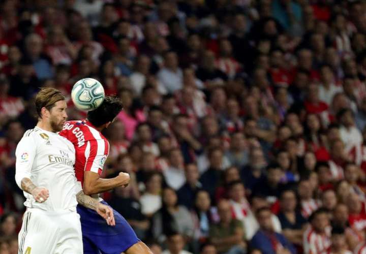 Sergio Ramos disputa el balón con Diego Costa. / EFE 