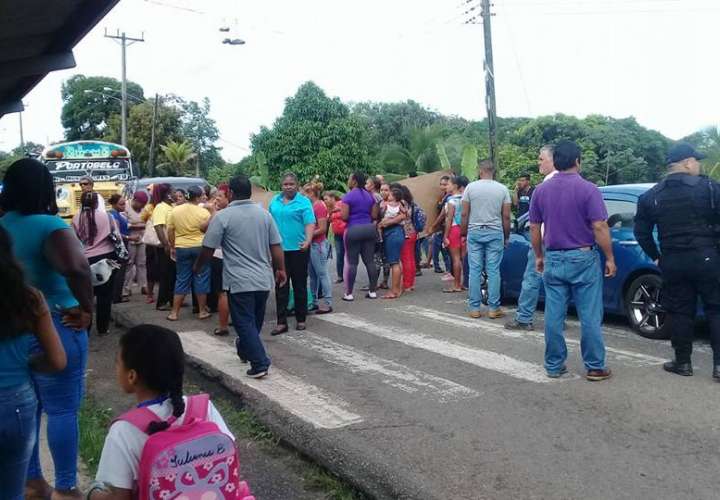 Dos escuelas en Colón salen a protestar 