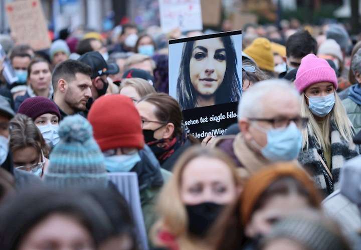 Protestas en Polonia tras muerte de una embarazada a la que se negó el aborto