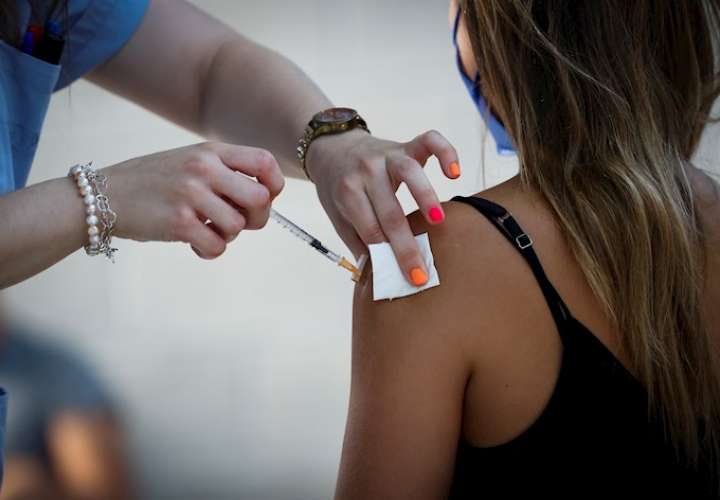 Pfizer y Moderna suben el precio de sus vacunas anticovid-19, según el FT