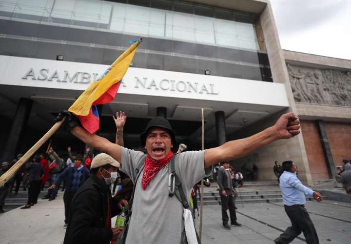 Indígenas toman el Parlamento de Ecuador al grito de "¡fuera Moreno!"