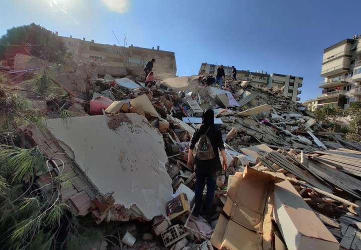  Al menos 4 muertos y 152 heridos en el terremoto en Esmirna