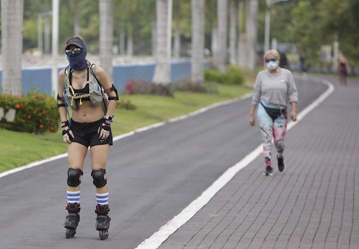 Panamá hace ejercicio al aire libre en patines, bici, corriendo y caminando