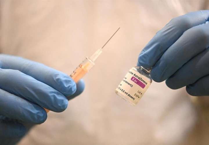 Un sanitario prepara una dosis de la vacuna de Astrazeneca en Londres. EFE