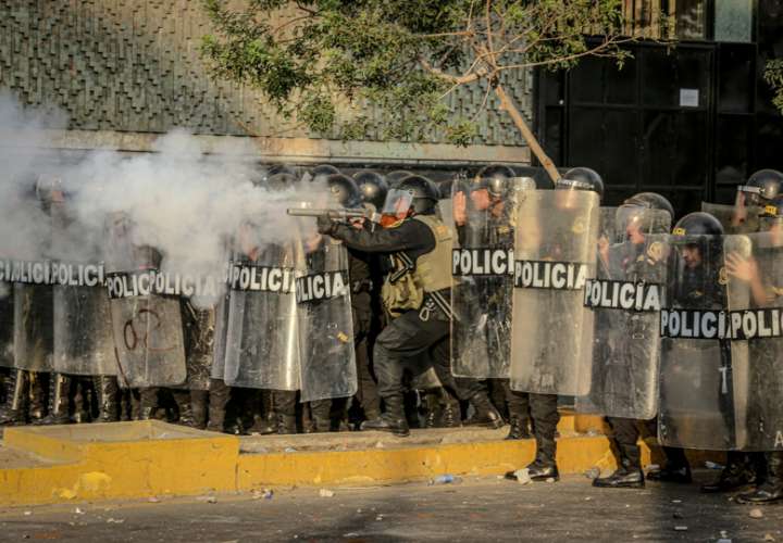 Miembros de la Policía se enfrentan a manifestantes durante las protestas, en Lima (Perú), en una fotografía de archivo. EFE
