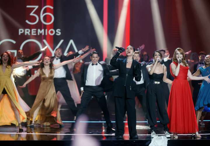 Arrancan los Premios Goya  con pirotecnia y la música de Nino Bravo