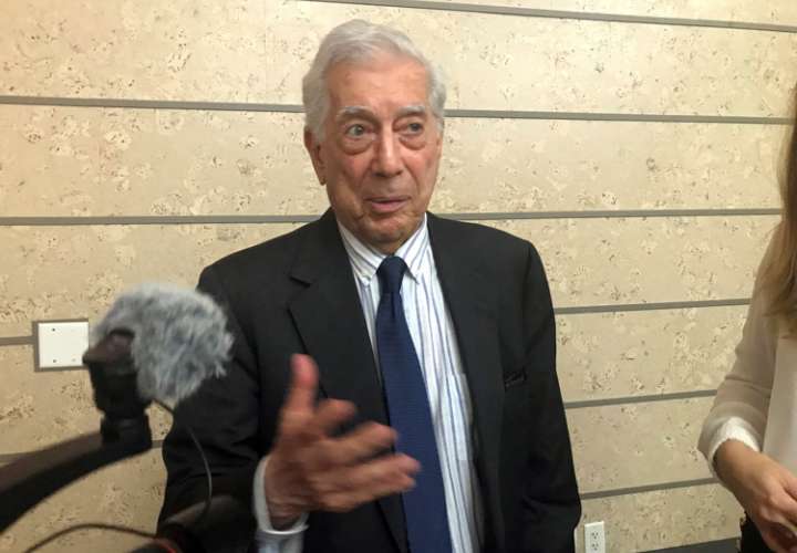 Vargas Llosa recibe el alta hospitalaria tras superar la covid19