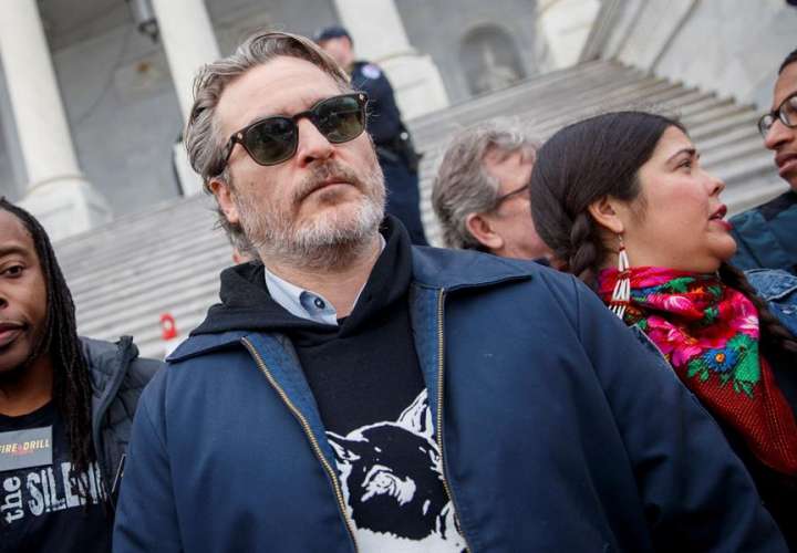 Arrestan a Joaquin Phoenix y Martin Sheen en una manifestación por el clima