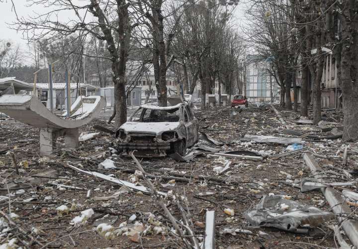Vista de los destrozos causados por un bombardeo en instalaciones militares ucranianas en Brovary, cerca de Kiev (Ucrania), este 1 de marzo de 2022. EFE/EPA/Sergey Dolzhenko
