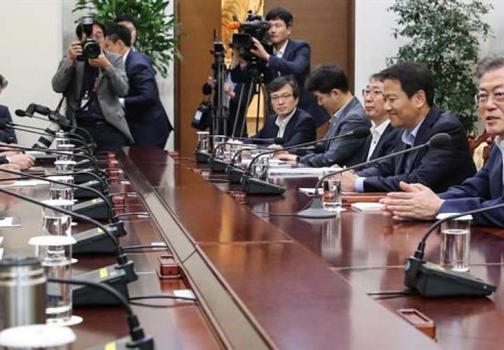 El presidente de Corea del Sur, Moon Jae-in (d), conversa durante una reunión con sus ministros de Seguridad y sus principales colaboradores. EFE