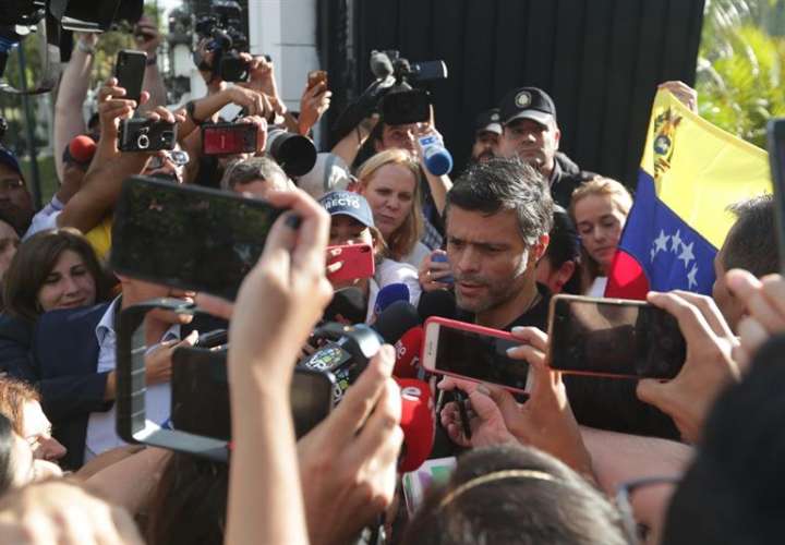 López declarando ante periodistas afuera de la casa del embajador de España en Caracas.