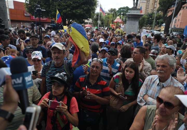 Alzamiento militar en Venezuela deja 5 fallecidos y 233 arrestos, dice fiscal