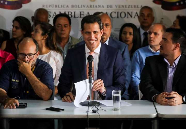 El presidente de la Asamblea Nacional de Venezuela, Juan Guaidó, ofrece una rueda de prensa este jueves en la sede del partido político Voluntad Popular, en Caracas (Venezuela).