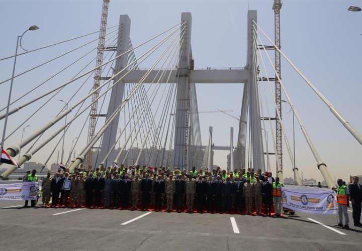 Egipto inaugura el puente más ancho del mundo con la efigie de Al Sisi