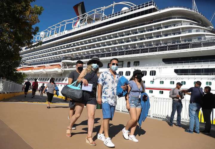 El primer crucero desde la pandemia atraca en Honduras con 3.000 turistas