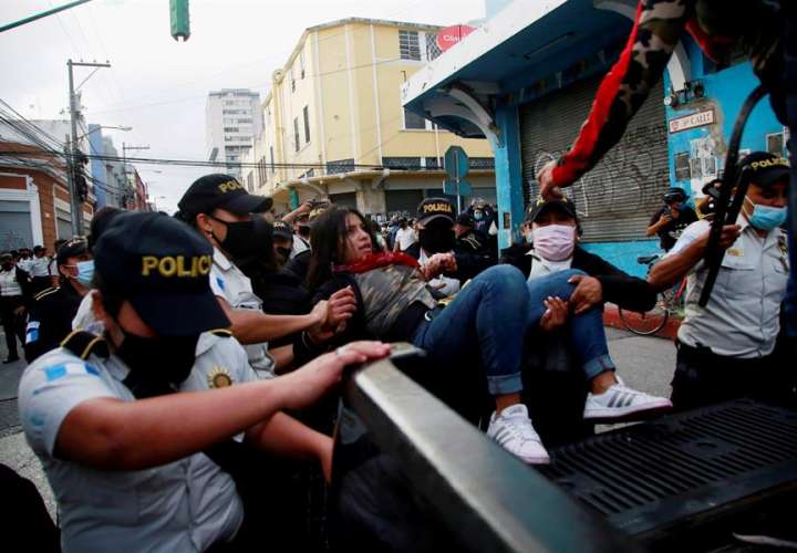 Las 5 razones que llevaron al pueblo a prender el Congreso de Guatemala