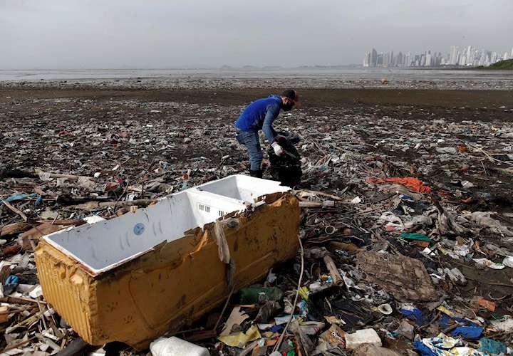  Centenares de voluntarios recogen basura en playas de Panamá para concienciar