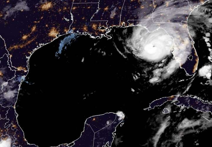 Huracán Idalia golpea a Florida con marejadas y fuertes vientos