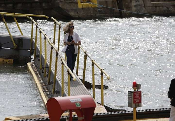 Infanta Elena cruza las primeras esclusas del Canal de Panamá