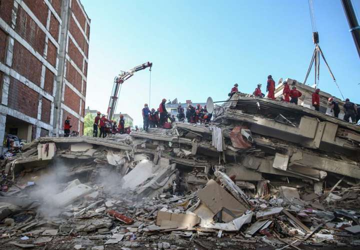  Terremoto dejó 39 muertos y Turquía teme un centenar más bajo los escombros