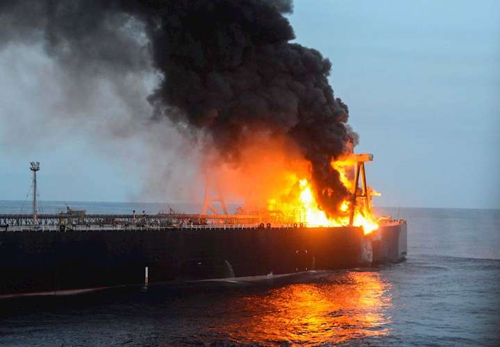 Sri Lanka detiene derrame del petrolero de bandera panameña incendiado