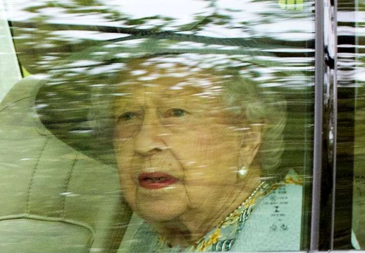  Isabel II atiende audiencias virtuales en Windsor tras su alta hospitalaria