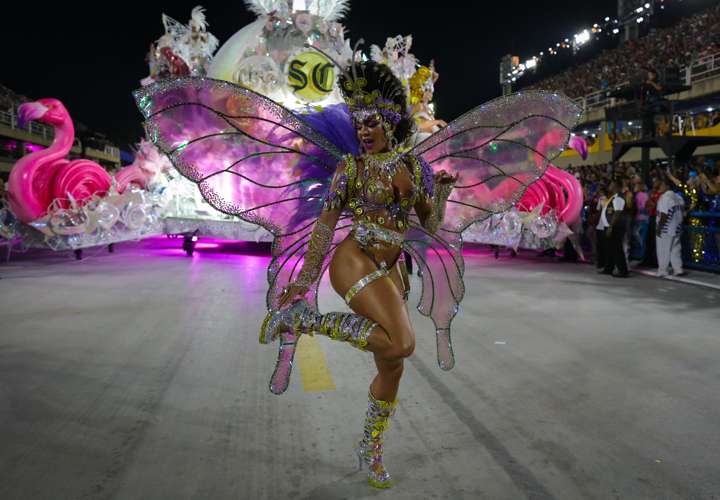  El desfile de carnaval de Río festejó la superación de la pandemia 