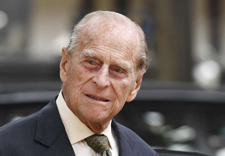  El duque de Edimburgo pasará el fin de semana ingresado en el hospital
