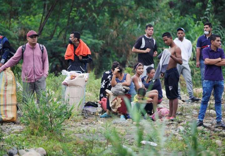 Colombia cierra frontera con Venezuela y restringe viajeros de Europa y Asia