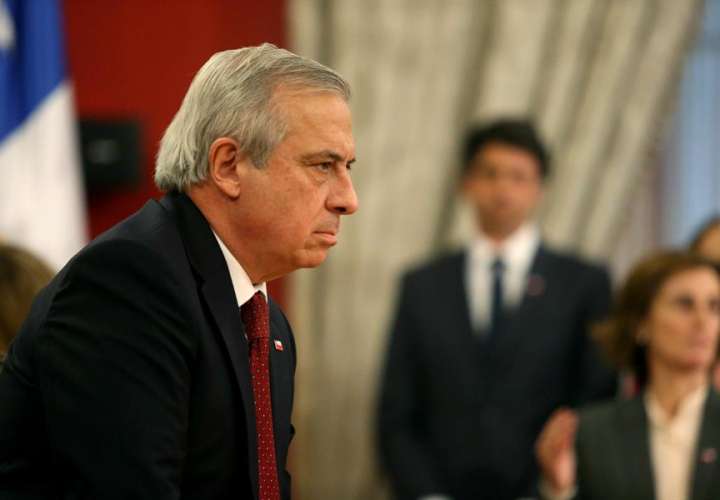  Piñera destituye a su ministro de Salud tras polémica gestión del COVID-19