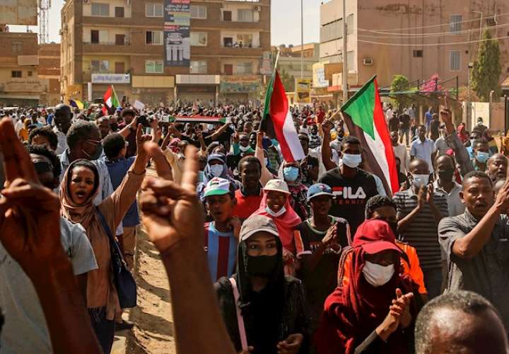  Al menos dos muertos por "disparos" en las protestas en Sudán por el golpe
