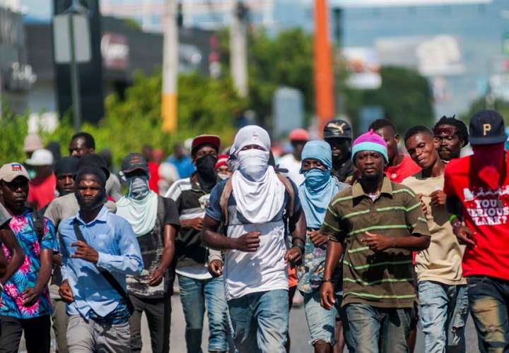Haitianos protestan en las calles y exigen la renuncia de su presidente
