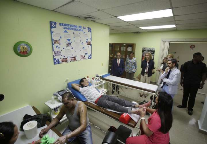 La infanta Elena visita a niños con quemaduras graves en Panamá