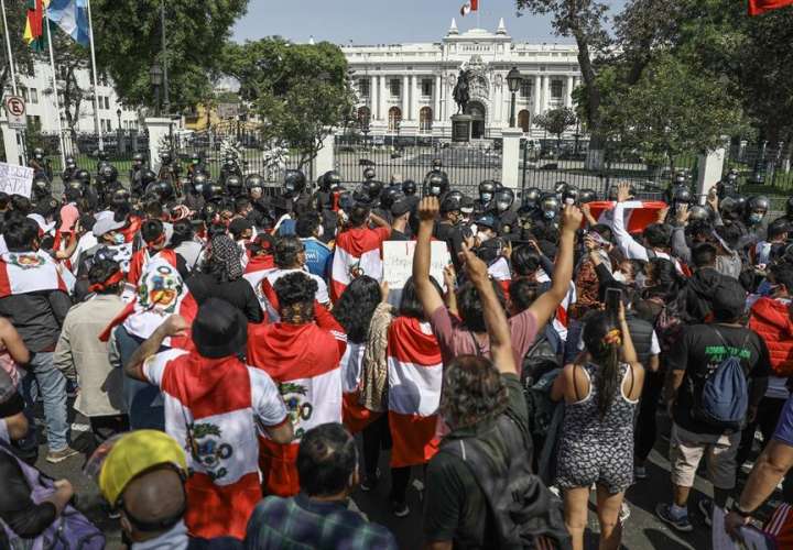 Renuncia presidente de Perú, hay fiesta en la calle 