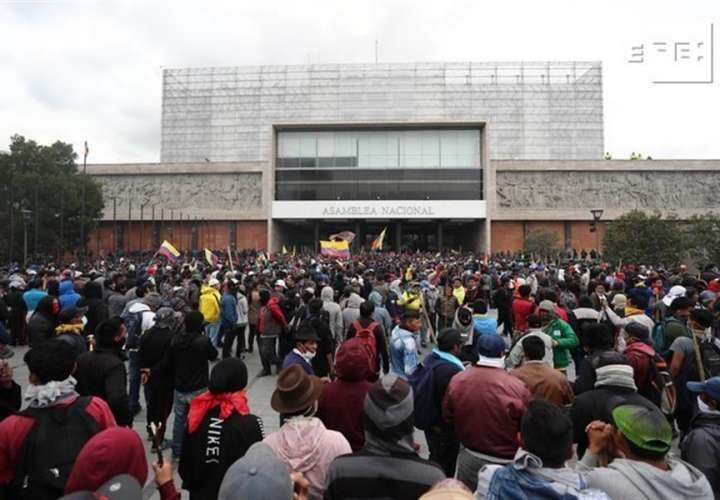 Indígenas toman el Parlamento de Ecuador al grito de "¡fuera Moreno!"