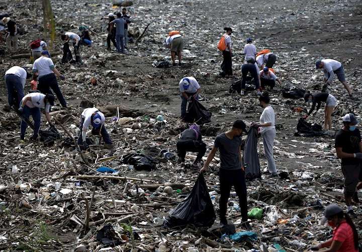  Centenares de voluntarios recogen basura en playas de Panamá para concienciar